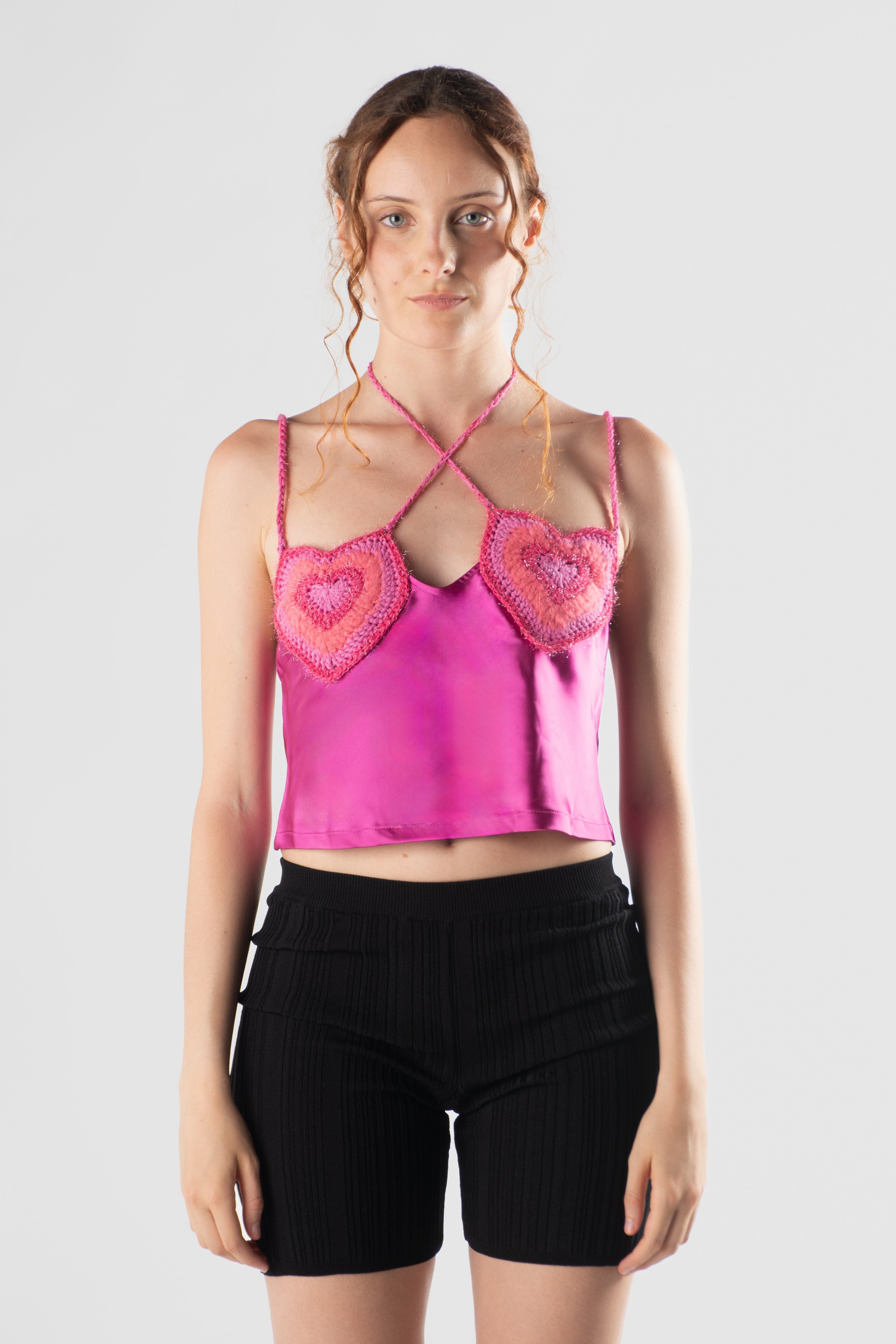 Top in raso con cuori crochet